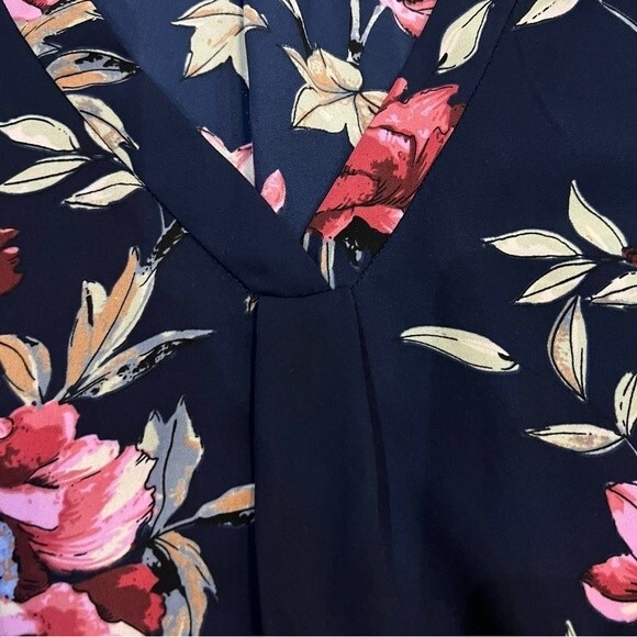 Premise Studio navy floral flutter sleeve Vneck top size small - Picture 5 of 8